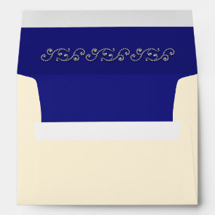 Perles et enveloppe bleue d'invitation de saphir