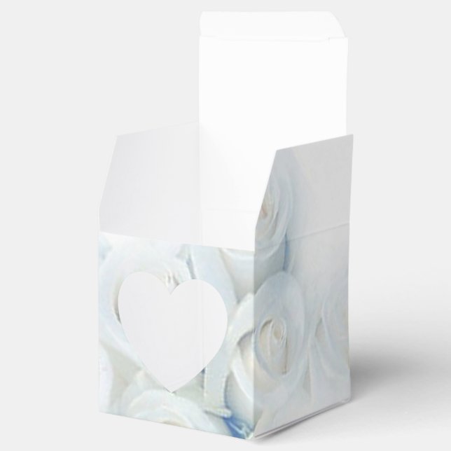 Personalized Winter White Roses Heart Favour Box (Opened)