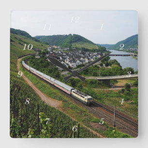 Personenzug in Neef Square Wall Clock