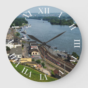Personenzug in Rüdesheim am Rhein Large Clock