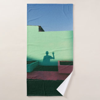 Personne agitant l'ombre réfléchissante sur la pei