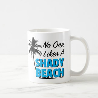 Personne aime une tasse de café louche de plage