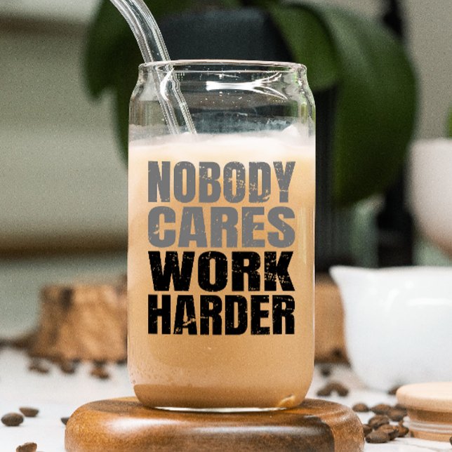 Personne ne s'inquiète Travail Motivation plus dif (Motivate and inspire with this stylish glass cup—remind yourself and others to keep moving forward!)