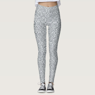 Personne portant des leggings à motifs noir et bla