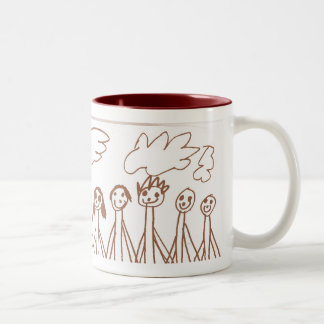 Personnes heureuses tenant la tasse de mains