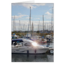 Petit bateau à moteur attrapant le soleil