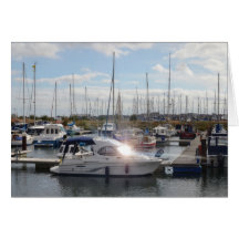 Petit bateau à moteur attrapant le soleil