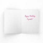 Petit chat avec une carte de voeux pour l'annivers