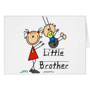 Petit frère avec des T-shirts de grande soeur