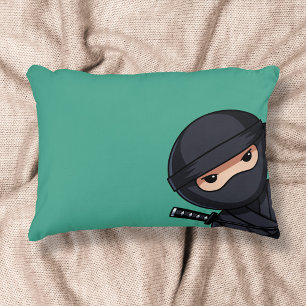Petit guerrier ninja sur un coussin d'accent vert
