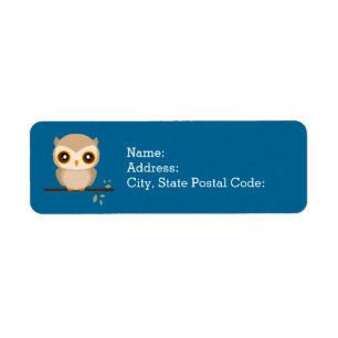 Petit hibou adorable sur la branche d'arbre