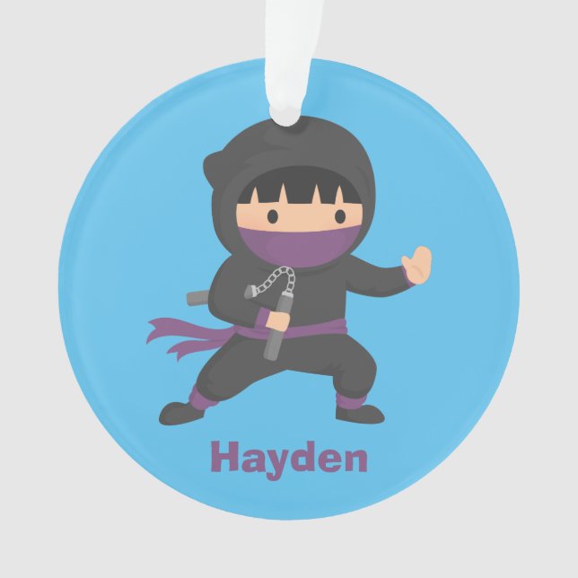 Petit Ninja mignon avec le décor de pièce de (devant)