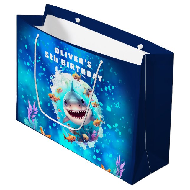 Petit requin Boy Anniversaire Bleu Nom Sac cadeau (Devant Angle)