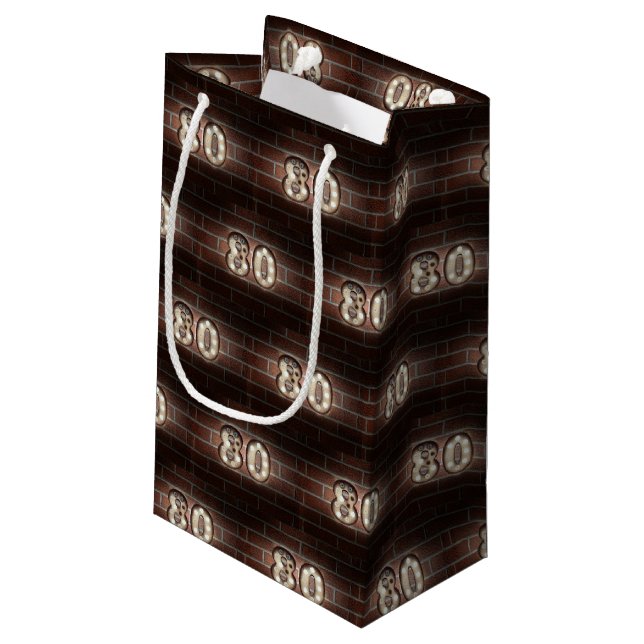 Petit Sac Cadeau 80e marque d'anniversaire sur brique (Dos Angle)