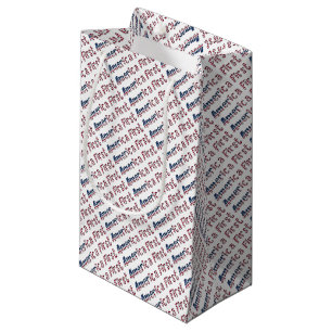 Petit Sac Cadeau Amérique d'abord américain typographie du drapeau 