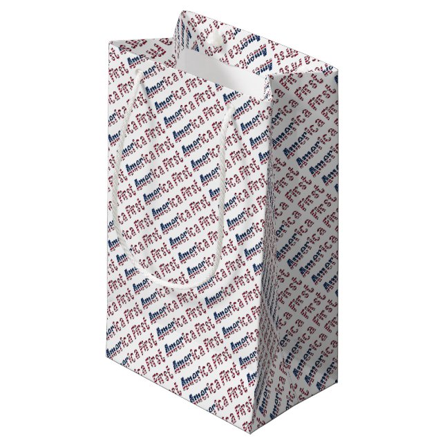 Petit Sac Cadeau Amérique d'abord américain typographie du drapeau  (Devant Angle)