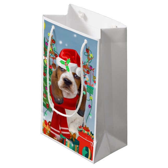 Petit Sac Cadeau Basset Hound Dog en neige avec cadeaux de Noël (Devant Angle)