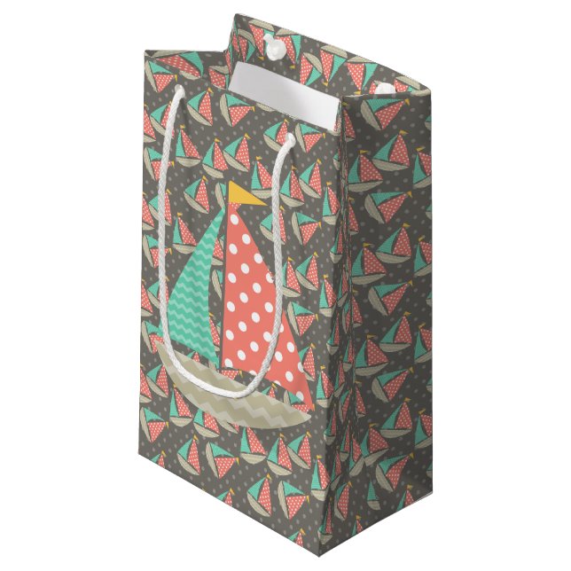 Petit Sac Cadeau Bateaux à gros (Devant Angle)