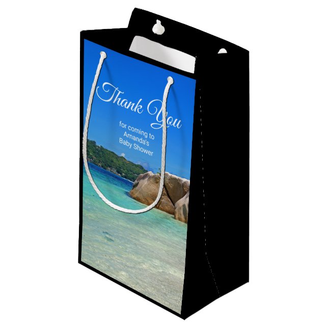 Petit Sac Cadeau Belle mer tropicale avec une plage rocheuse (Devant Angle)