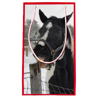 Petit Sac Cadeau Cheval mignon à mâcher sur une clôture