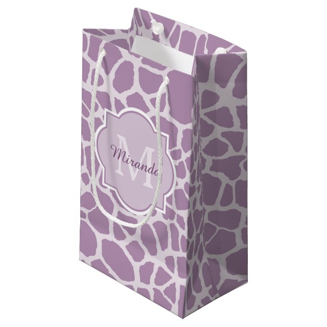 Petit Sac Cadeau Copie pourpre chic de girafe avec le monogramme et (Devant Angle)