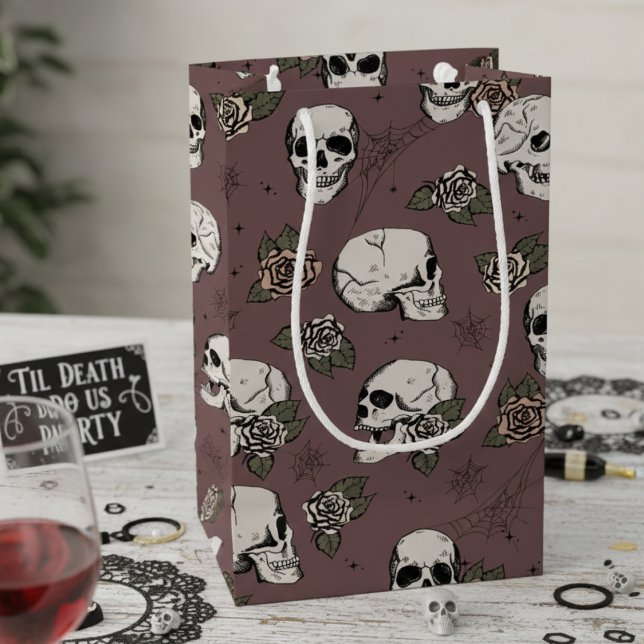 Petit Sac Cadeau Crânes gothiques de prune foncée et Halloween Rose (Chic Plum Purple Floral Skulls Hallowedding Gift Bags for Her. Spooky Gothic Halloween Skull Pattern)