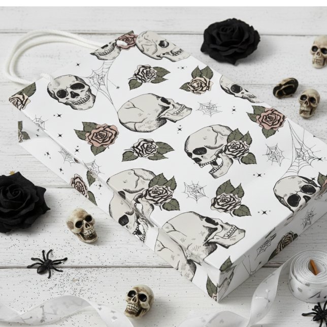Petit Sac Cadeau Crânes gothiques noirs et blancs et Halloween Rose (Cool Black and White Floral Skulls. Elegant Gothic Halloween & Dia de los Muertos Gift Bags for Her)