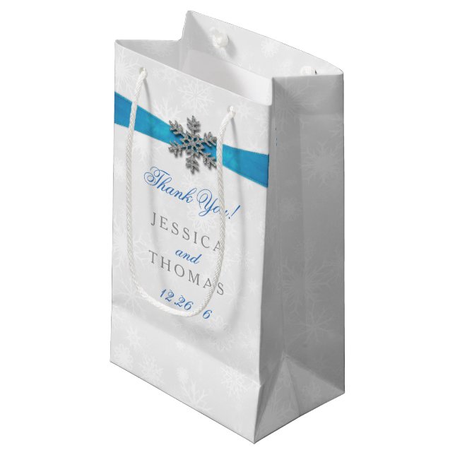 Petit Sac Cadeau Diamante Snowflake & Blue Ribbon Mariage d'hiver (Devant Angle)