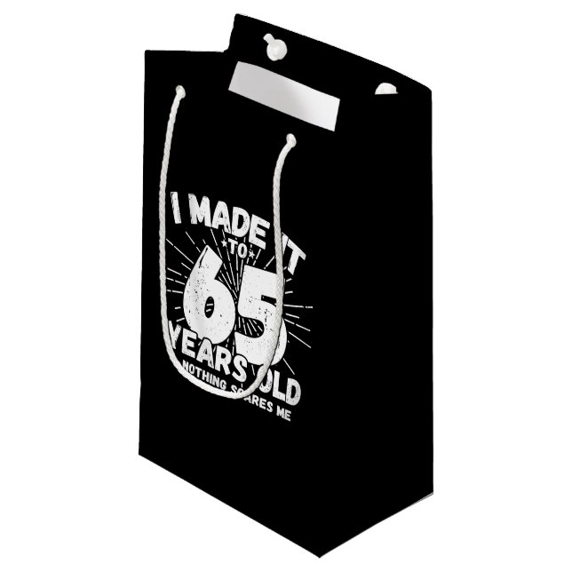 Petit Sac Cadeau Drôle 65e Anniversaire Citation Sarcastique 65 ans (Devant Angle)