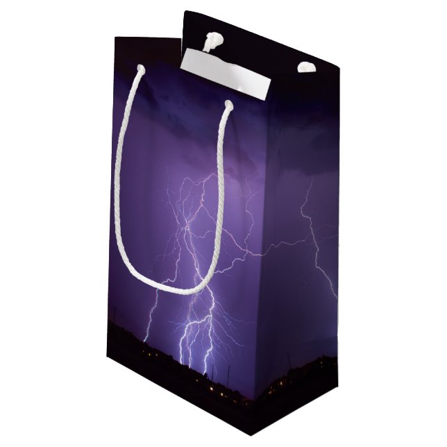 Petit Sac Cadeau Foudre pourpre dans un orage de désert de nuit (Dos Angle)