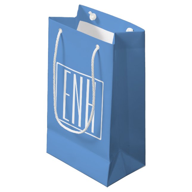 Petit Sac Cadeau Gras moderne 3 initiales Monogramme | Bleu doux (Devant Angle)