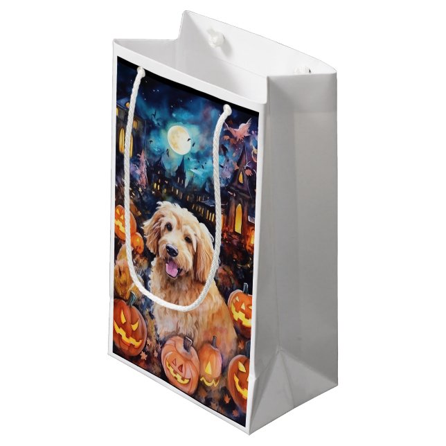 Petit Sac Cadeau Halloween Goldendoodle avec la peur Citrouille (Devant Angle)