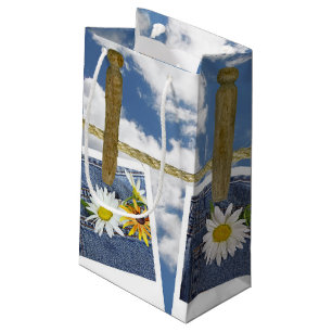Petit Sac Cadeau marguerites dans poche en jean bleu sur fil de lin