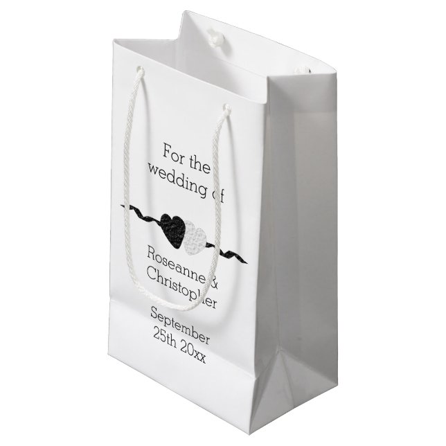Petit Sac Cadeau Mariage Design Coeurs Noir Et Blanc (Devant Angle)