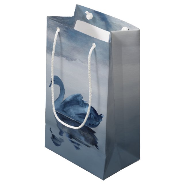 Petit Sac Cadeau Misty Reflections | Moody Dusty Blue Swan sur le l (Devant Angle)