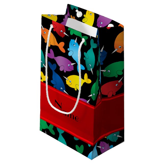 Petit Sac Cadeau Narwhals noirs nommés personnalisés d'arc-en-ciel (Devant Angle)