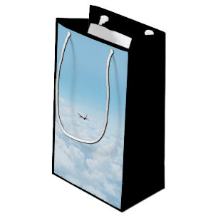 Petit Sac Cadeau Orienté plat, un avion vole en cieux bleus