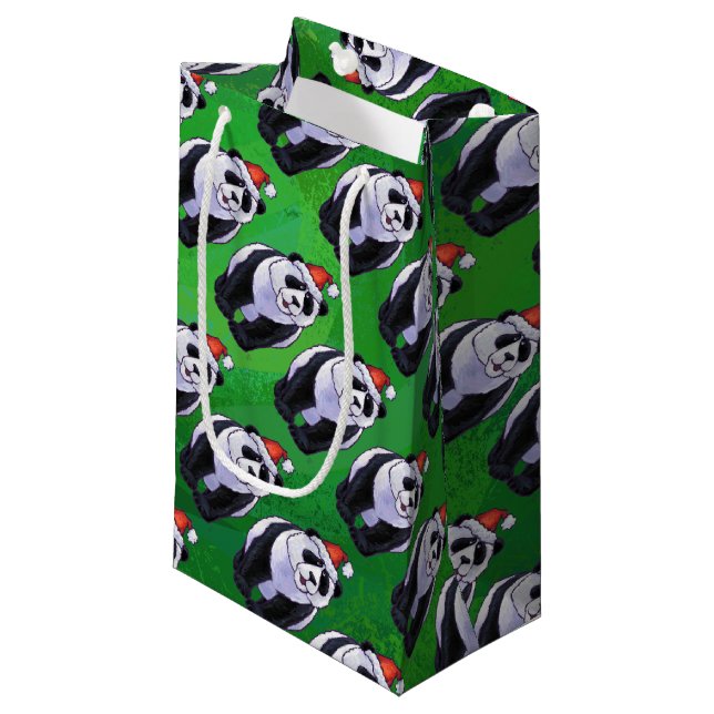 Petit Sac Cadeau Ours de panda à Santa Hat sur Vert (Devant Angle)