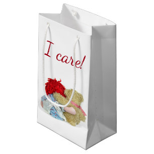 Petit Sac Cadeau poupée de chiffon et ours en peluche serrés sur bl