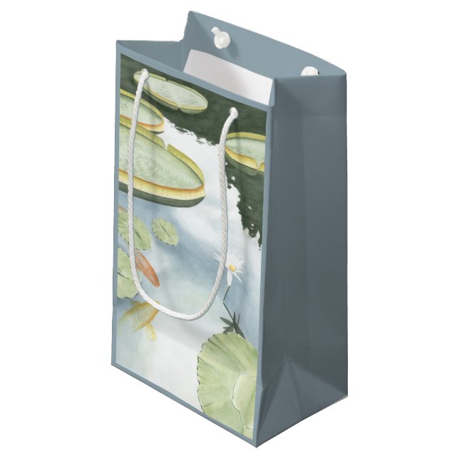 Petit Sac Cadeau Réflexion d'étang de Koi avec des poissons et des (Devant Angle)