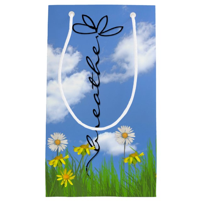 Petit Sac Cadeau Respire le texte marguerite dans l'herbe (Devant)