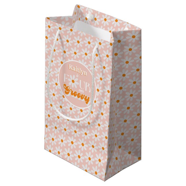 Petit Sac Cadeau Retro Quatre Filles toujours Super 4e anniversaire (Devant Angle)