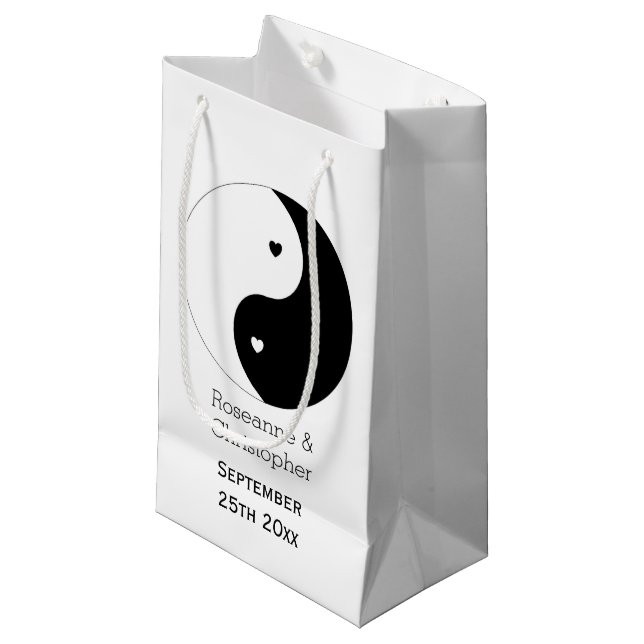 Petit Sac Cadeau Yin Yang Mariage Design Coeurs Noir Et Blanc (Devant Angle)