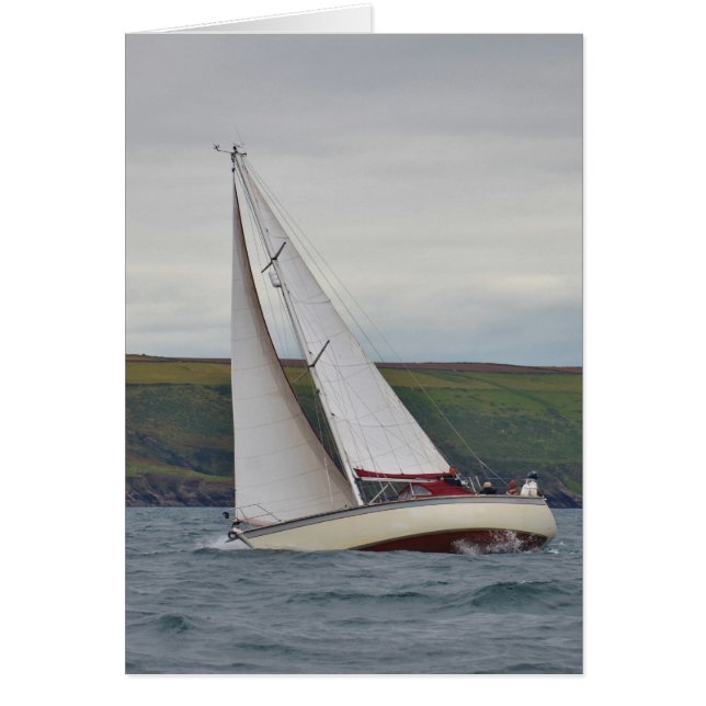 Petit yacht navigant dur (Devant)