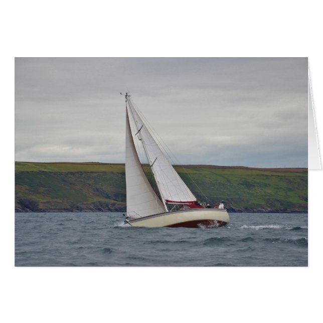 Petit yacht navigant dur (Devant horizontal)