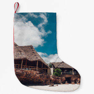 Petite Chaussette De Noël Ancien bungalow tropical en bois sur la plage, un
