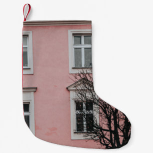 PETITE CHAUSSETTE DE NOËL ARBRE NUIT DEVANT LE BÂTIMENT ROSE