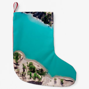 PETITE CHAUSSETTE DE NOËL BATEAU BLANC SUR EAU DE MER BLEUE PENDANT LA JOURN