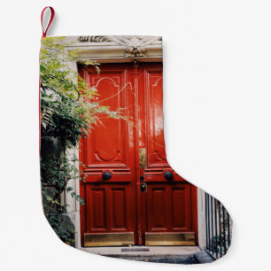 PETITE CHAUSSETTE DE NOËL BÂTIMENT BLANC MONTRANT FERMÉ PORTE EN BOIS ROUGE