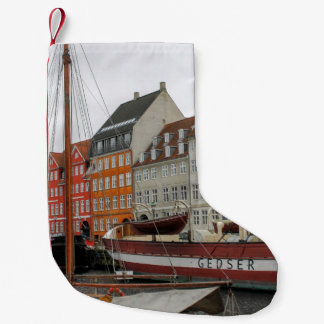 PETITE CHAUSSETTE DE NOËL BÂTIMENTS COLORÉS AU BORD DE LA RIVIÈRE